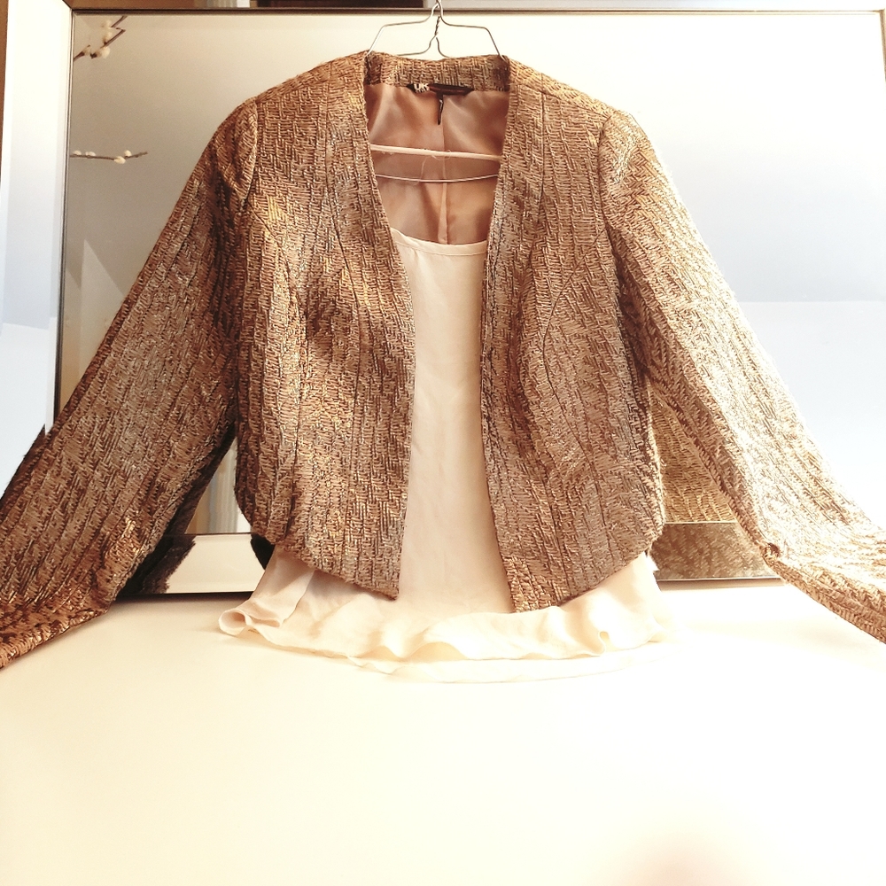 Assymetrical dinner jacket in gold